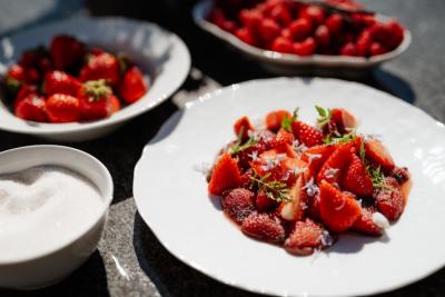 Grillade jordgubbar med brända hallon & vaniljcrème